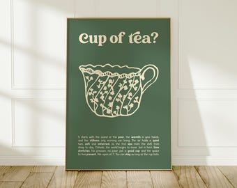 Puede incluir: Póster verde con el texto "Cup of tea?" en crema. Una ilustración de taza de té en crema está debajo del texto. El póster tiene un marco dorado y está apoyado contra una pared blanca.