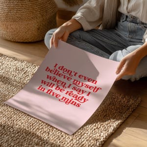 Lustiges Poster in Pink und Rot: Ich bin in 5 Minuten fertig Bild 7