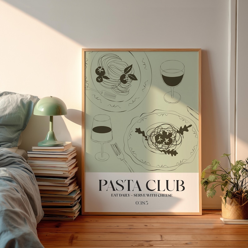 K&ouml;nnte beinhalten: Ein gerahmtes Poster mit hellgr&uuml;nem Hintergrund zeigt Strichzeichnungen von Pastagerichten und Weingl&auml;sern. Die Worte "PASTA CLUB" sind in fetter, schwarzer Schrift gedruckt, darunter der Text "EAT DAILY - SERVE WITH CHEESE". Die Nummer "0385" befindet sich unten.