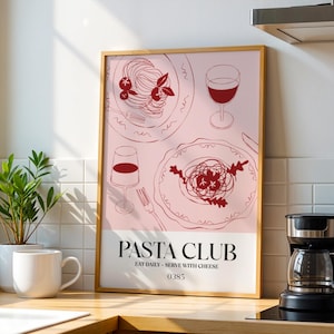 K&ouml;nnte beinhalten: Ein gerahmter Kunstdruck mit rosa Hintergrund, der Strichzeichnungen von Pastagerichten, Weingl&auml;sern und Besteck zeigt. Der Text "PASTA CLUB" befindet sich unten, mit weiterem Text darunter. Der Druck ist in einem Holzrahmen.