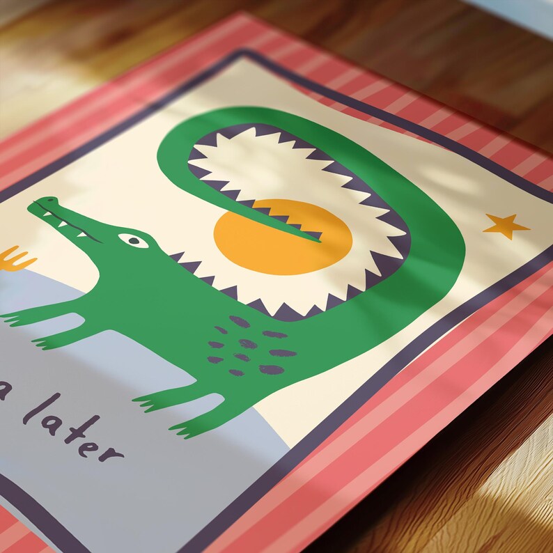 Pu&ograve; includere: Una stampa rettangolare raffigurante un coccodrillo verde con la coda curva che forma una figura circolare attorno a un sole giallo. Il design include una piccola stella gialla, una base azzurra e il testo parziale "a later" in blu scuro su sfondo crema.