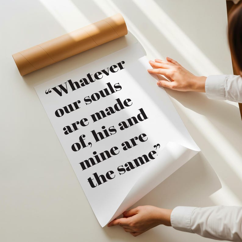 Op de afbeelding: Een witte poster met de zwart gedrukte tekst "Whatever our souls are made of, his and mine are the same", gedeeltelijk uitgerold uit een cilindrische bruine kartonnen verzendkoker, met een duidelijk, vetgedrukt schreeflettertype.