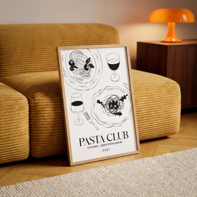 K&ouml;nnte beinhalten: Ein gerahmter Kunstdruck mit einer minimalistischen Schwarz-Wei&szlig;-Illustration von Pastagerichten und Weingl&auml;sern. Der Text "PASTA CLUB" ist unter den Illustrationen abgebildet, zusammen mit dem Slogan "EAT DAILY - SERVE WITH CHEESE" und der Nummer "0385". Der Rahmen ist aus hellem Holz.