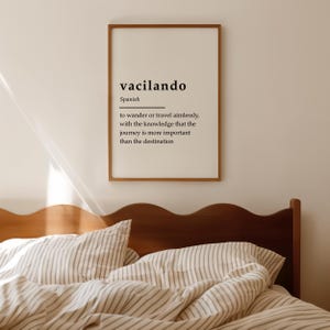 Puede incluir: Una impresi&oacute;n enmarcada con fondo blanco y texto negro. El texto dice "vacilando" en espa&ntilde;ol, que significa "vagar o viajar sin rumbo, con el conocimiento de que el viaje es m&aacute;s importante que el destino."