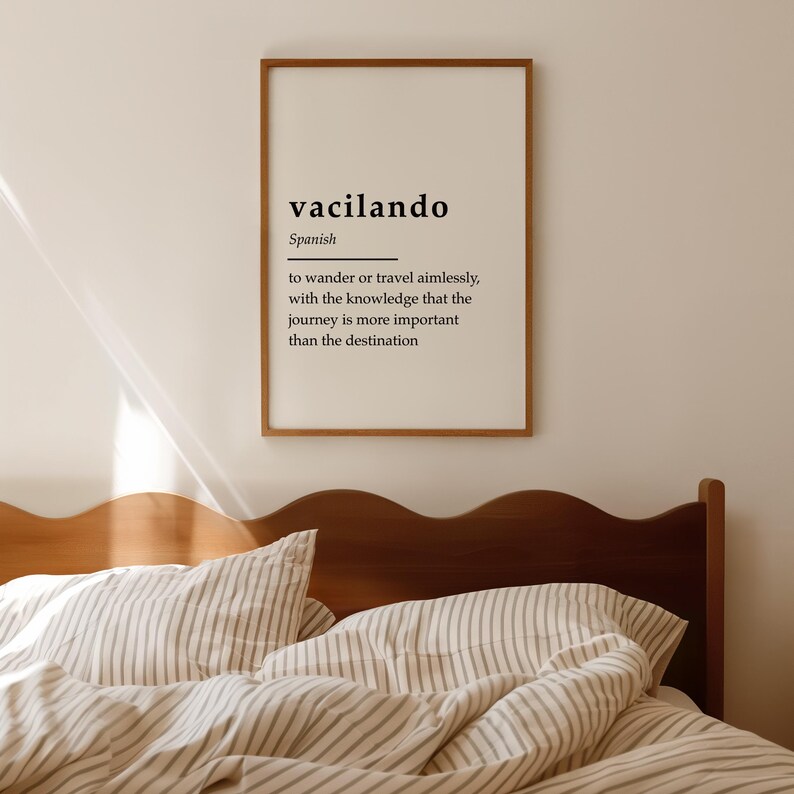 Puede incluir: Una impresi&oacute;n enmarcada con fondo blanco y texto negro. El texto dice "vacilando" en espa&ntilde;ol, que significa "vagar o viajar sin rumbo, con el conocimiento de que el viaje es m&aacute;s importante que el destino."