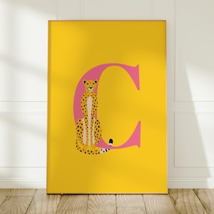 Stampa artistica con lettere: lettere colorate con stampa leopardata per la decorazione della parete della cameretta.