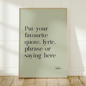 Könnte beinhalten: Ein rechteckiger Wandkunstdruck mit einem salbeigrünen Hintergrund und schwarzem Serifentext, der lautet: Put your favourite quote, lyric, phrase or saying here, gefolgt von dem Wort Author in einer kleineren Schreibschrift unten rechts.