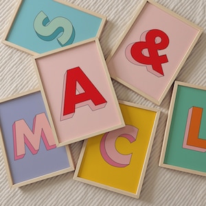Impresión inicial, arte mural del alfabeto, impresión de letras personalizadas, arte mural colorido, decoración para habitación de bebé/niño, arte personalizado, sin marco, tamaño A4-A1, 5x7-24x36
