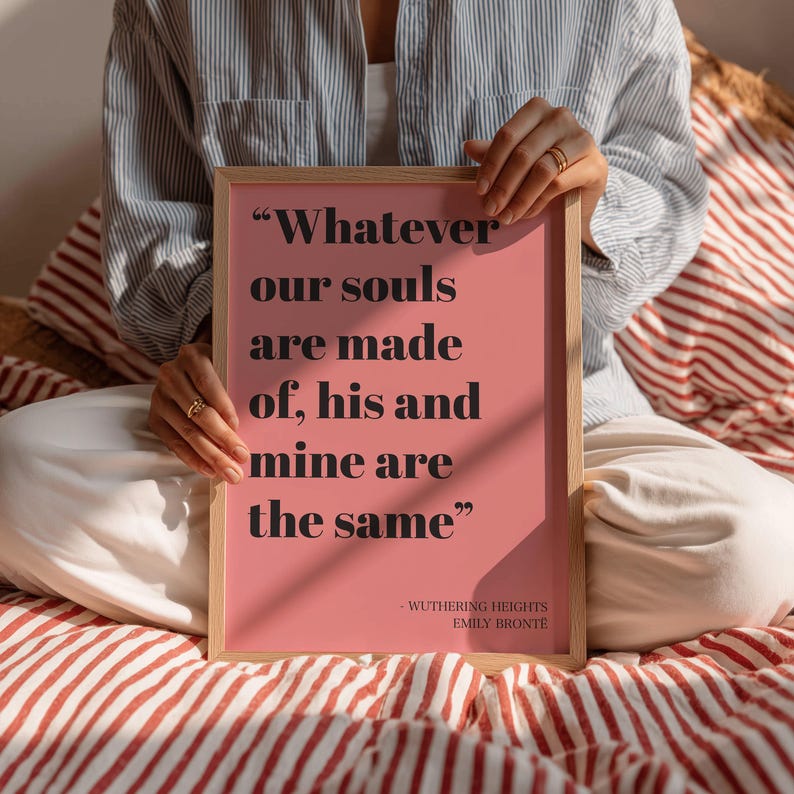 Print met citaat uit Wuthering Heights: "Waar onze ziel ook van gemaakt is" afbeelding 3