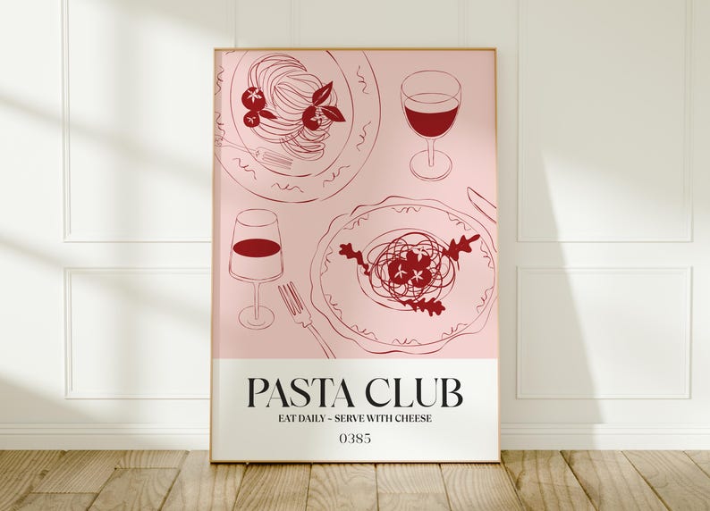 K&ouml;nnte beinhalten: Ein gerahmtes Poster mit rosa Hintergrund zeigt Strichzeichnungen von Pastagerichten, Weingl&auml;sern und einer Gabel. Der Text "PASTA CLUB" steht unten, darunter "EAT DAILY - SERVE WITH CHEESE". Das Poster steht auf einem Holzboden.