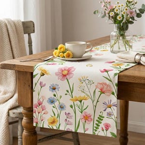 Puede incluir: Un letrero de madera rústica con el texto "Welcome to our home" en letras blancas. El letrero presenta un acabado envejecido y un diseño simple y acogedor, perfecto para la decoración de la entrada.