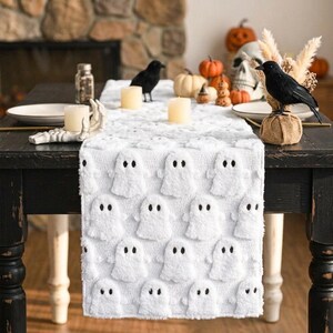 Halloween-Geister-Tischläufer, weicher, gruseliger Plüsch-Kunstpelz, Geistermuster, Halloween-Esszimmerdekoration, Herbstdekoration