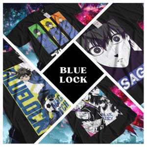 Puede incluir: Camisetas negras con gráficos de estilo anime de "Blue Lock". Los diseños incluyen retratos de personajes, escenas de acción con balones de fútbol y el título de la serie. Las camisetas tienen etiquetas blancas y se muestran sobre un fondo colorido con temática de galaxia.