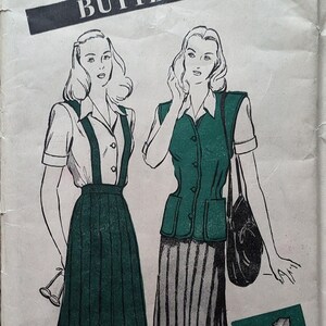 Op de afbeelding: Vintage naai-patroon envelop voor een rok en blouse. Het patroon is van Butterick en is maat 12, borstomvang 30. De envelop heeft een zwart-witte illustratie van twee vrouwen die de kleding dragen. Het patroon kost 35 cent.