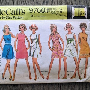 Puede incluir: Patrón de costura McCall's 9760 "Step-by-Step Pattern" para un vestido de seis maneras en dos longitudes. El patrón muestra cinco versiones diferentes del vestido, incluyendo un vestido a rayas azul y blanco, un vestido rosa, un vestido blanco con ribetes verdes, un vestido de estampado floral y un vestido amarillo con una faja verde.