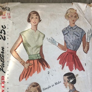 Könnte beinhalten: Vintage Schnittmuster mit Illustrationen von vier Damenmode-Designs. Größe 11, Brustumfang 74 cm. Das Cover ist vergilbt, mit dem Text "Simple to Make" sichtbar.
