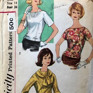 Może przedstawiać: Wzorzec szycia vintage Simplicity numer 3716 na bluzkę. Wzorzec zawiera trzy różne style: białą bluzkę z kokardką, bluzkę z kwiatowym nadrukiem i żółtą bluzkę z kokardką. Wzorzec jest dla rozmiaru 14, biust 86 cm, i kosztuje 50 groszy.