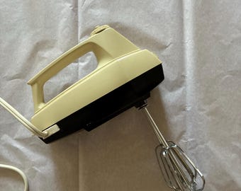 Vintage 1970er Jahre Iona Tragbarer Elektro Handmixer Made in Canada | Creme Gelb Küchengerät | Retro Cottagecore Dekor