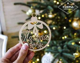 Aangepaste kerstballen gepersonaliseerde KERSThangers in houten ornament lasergesneden namen KERSTcadeaulabels met naam houten kerstdecor