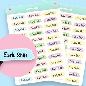 Könnte beinhalten: Ein Blatt mit bunten Aufklebern mit den Worten "Early Shift" und "Late Shift" darauf gedruckt. Die Aufkleber sind in verschiedenen Pastellfarben, darunter Rosa, Gelb, Grün und Blau.