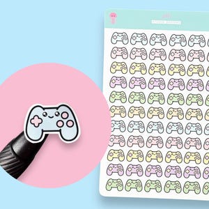 Könnte beinhalten: Eine Bogen mit pastellfarbenen Aufklebern von Gamecontrollern. Der Bogen enthält 49 Aufkleber eines niedlichen Cartoon-Gamecontrollers mit einem lächelnden Gesicht. Die Aufkleber sind in verschiedenen Pastellfarben, darunter Rosa, Blau, Gelb und Grün.