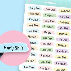 Könnte beinhalten: Ein Blatt mit bunten Aufklebern mit den Worten "Early Shift", "Mid Shift" und "Late Shift", die mehrmals wiederholt werden. Die Aufkleber sind dazu gedacht, als Dekoration für Planer oder Tagebücher verwendet zu werden.