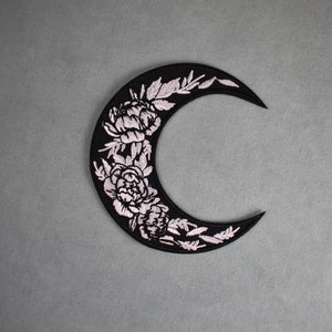 Patch Lune noire motifs roses thermocollant brodé, sur fer ou à coudre, customiser vêtements et accessoires image 1