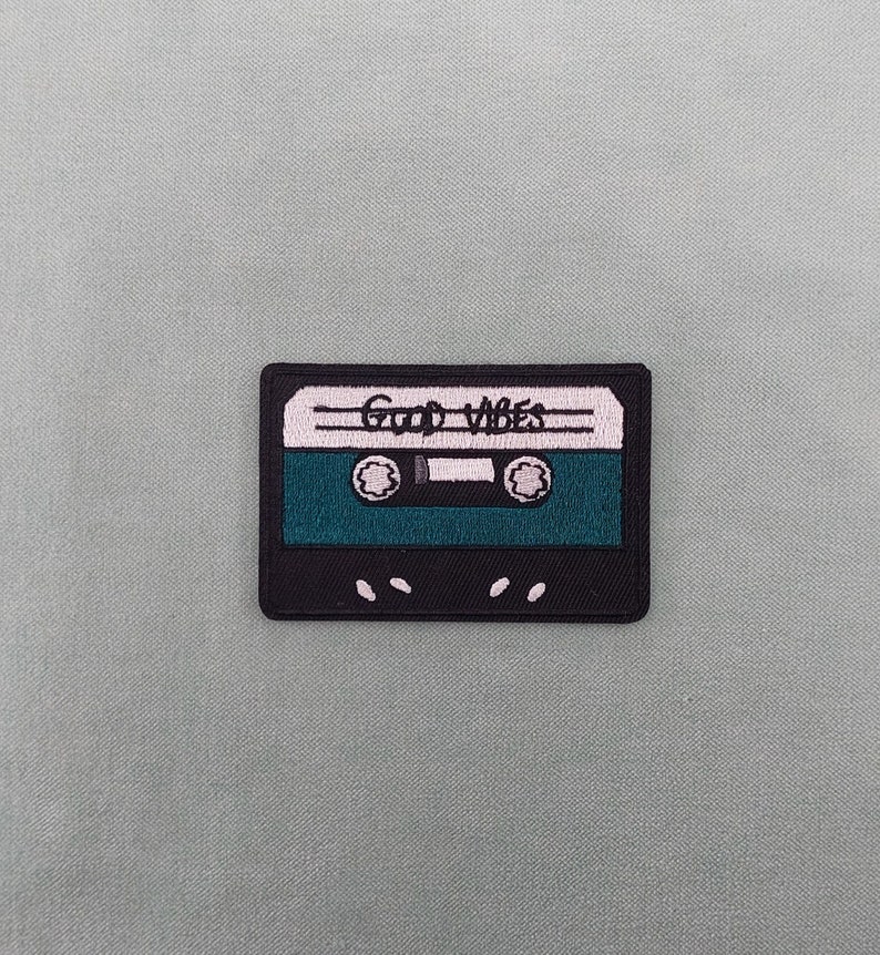 Patch Cassette vintage vibes thermocollant, écusson brodé sur fer image 1