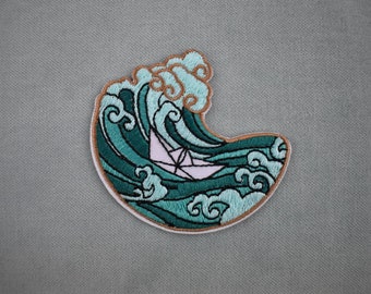 Patch bateau papier entre les vagues thermocollant, écusson brodé sur fer