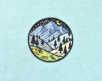Toppa termoadesiva con illustrazione di montagne di abeti, toppa ricamata con tema naturalistico