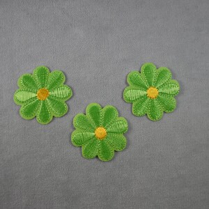 Set of 3 iron-on flowers embroidered on iron or sewn, customize clothes and accessories Vertes