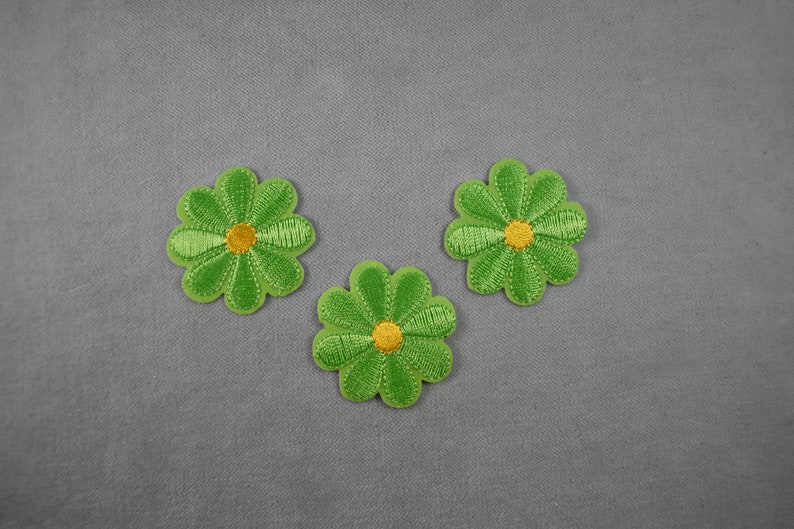 Set of 3 iron-on flowers embroidered on iron or sewn, customize clothes and accessories Vertes