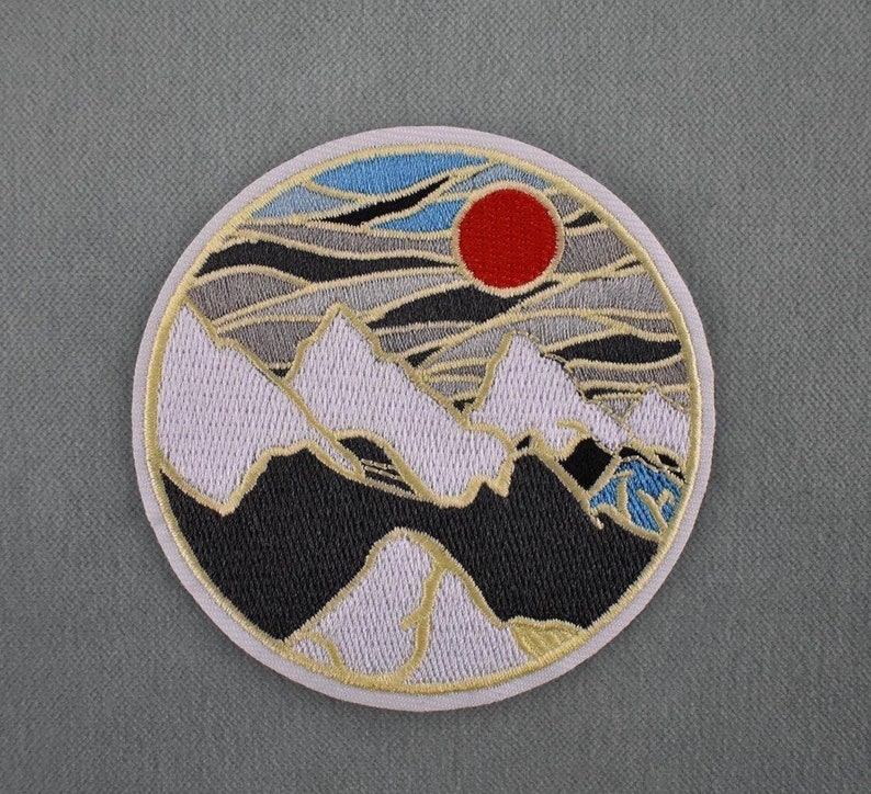 Patch Mountain sun thermocollant 7.8 cm, Écusson brodé sur fer image 1