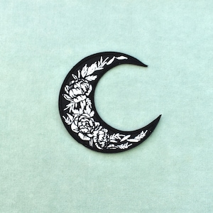 Black Moon patch with pink embroidered iron-on motifs, for ironing or sewing, to customize clothing and accessories