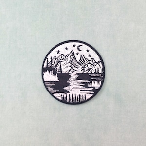 Parche termoadhesivo con ilustración de montaña en blanco y negro, 8 cm, parche bordado