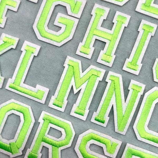 Fluoreszierende grüne Aufnäher mit Alphabet-Buchstaben zum Aufbügeln, bestickte Aufnäher, Anpassen, Personalisieren