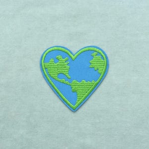 Patch dear earth thermocollant, Écusson globe en cœur brodé sur fer