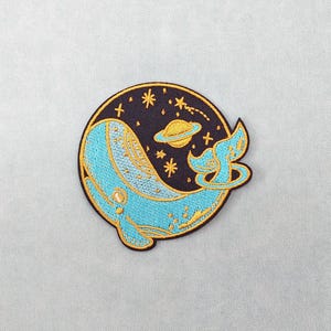 Toppa termoadesiva raffigurante una balena nello spazio, toppa in tessuto ricamata