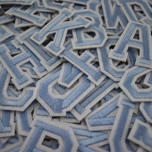 Patchs lettres alphabet thermocollants bleus claire, écussons brodés , Customiser, Personnaliser image 1