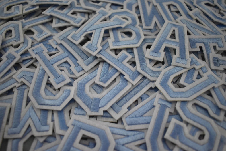Patchs lettres alphabet thermocollants bleus claire, écussons brodés , Customiser, Personnaliser image 1