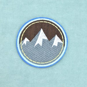 Strykmärke med berg, broderat märke