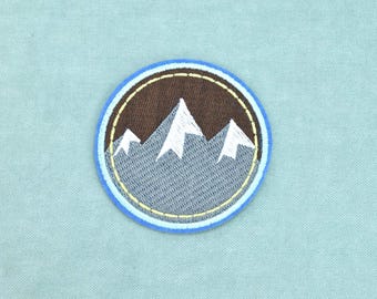 Toppa termoadesiva raffigurante montagne, distintivo ricamato