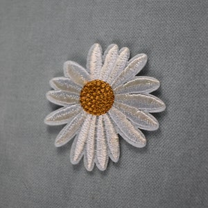 Patch marguerite, Écusson thermocollant brodé sur fer ou à coudre, customiser vêtements et accessoires image 1