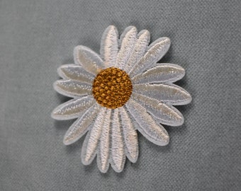 Daisy patch, iron-on patch embroidered on iron or sewing, customize clothing and accessories