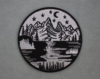 Parche termoadhesivo con ilustración de montaña en blanco y negro 8 cm, insignia bordada