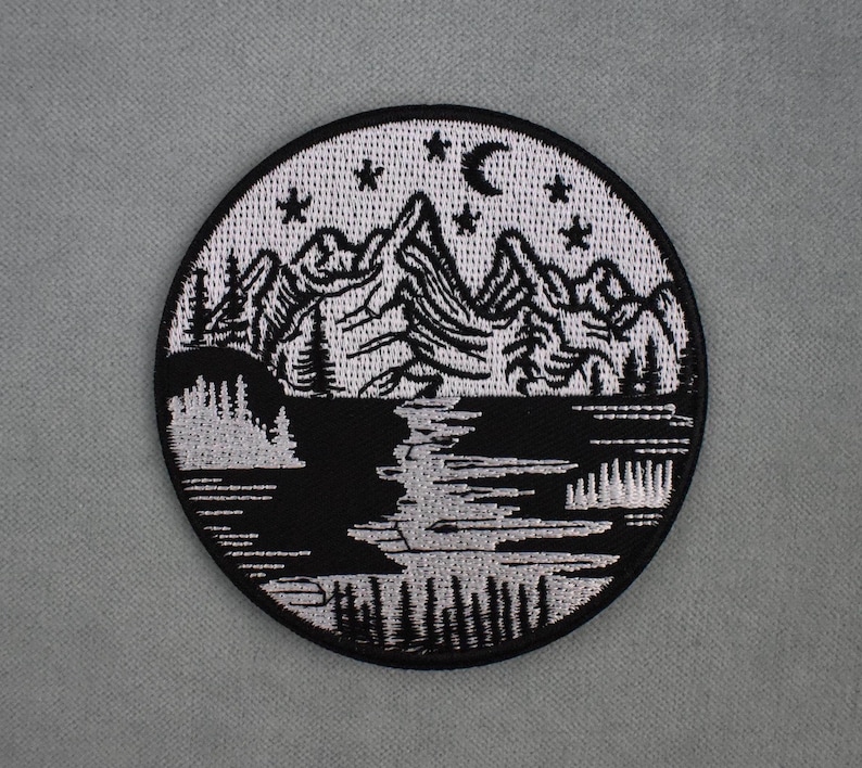 Patch illustration montagnes noir & blanc thermocollant 8 cm, écusson brodé image 1