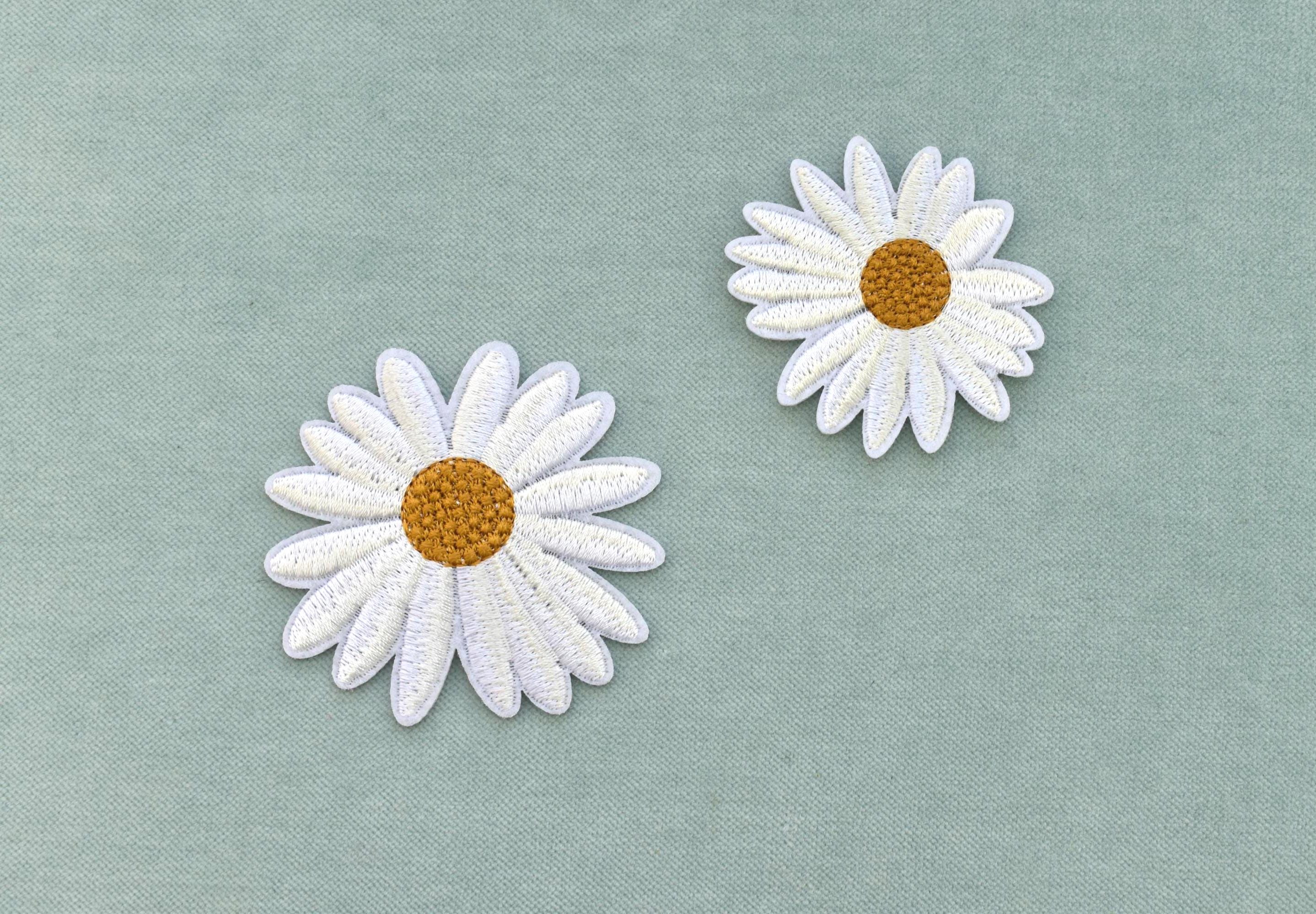 Toppa di Montlucon ricamata con retro in , 8 x 6,4 cm