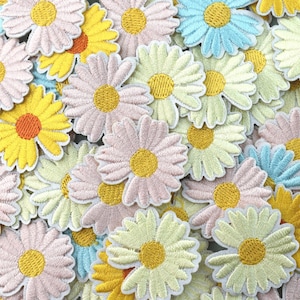 Set of 3 embroidered iron-on daisies, patches in different colors, iron-on or sew-on, to customize clothes and accessories
