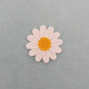 Embroidered daisy patch to sew, non-iron-on flower, customize clothing and accessories