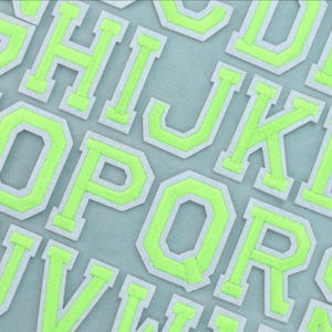 Fluoreszierende grüne Aufnäher mit Alphabet-Buchstaben zum Aufbügeln, bestickte Aufnäher, Anpassen, Personalisieren